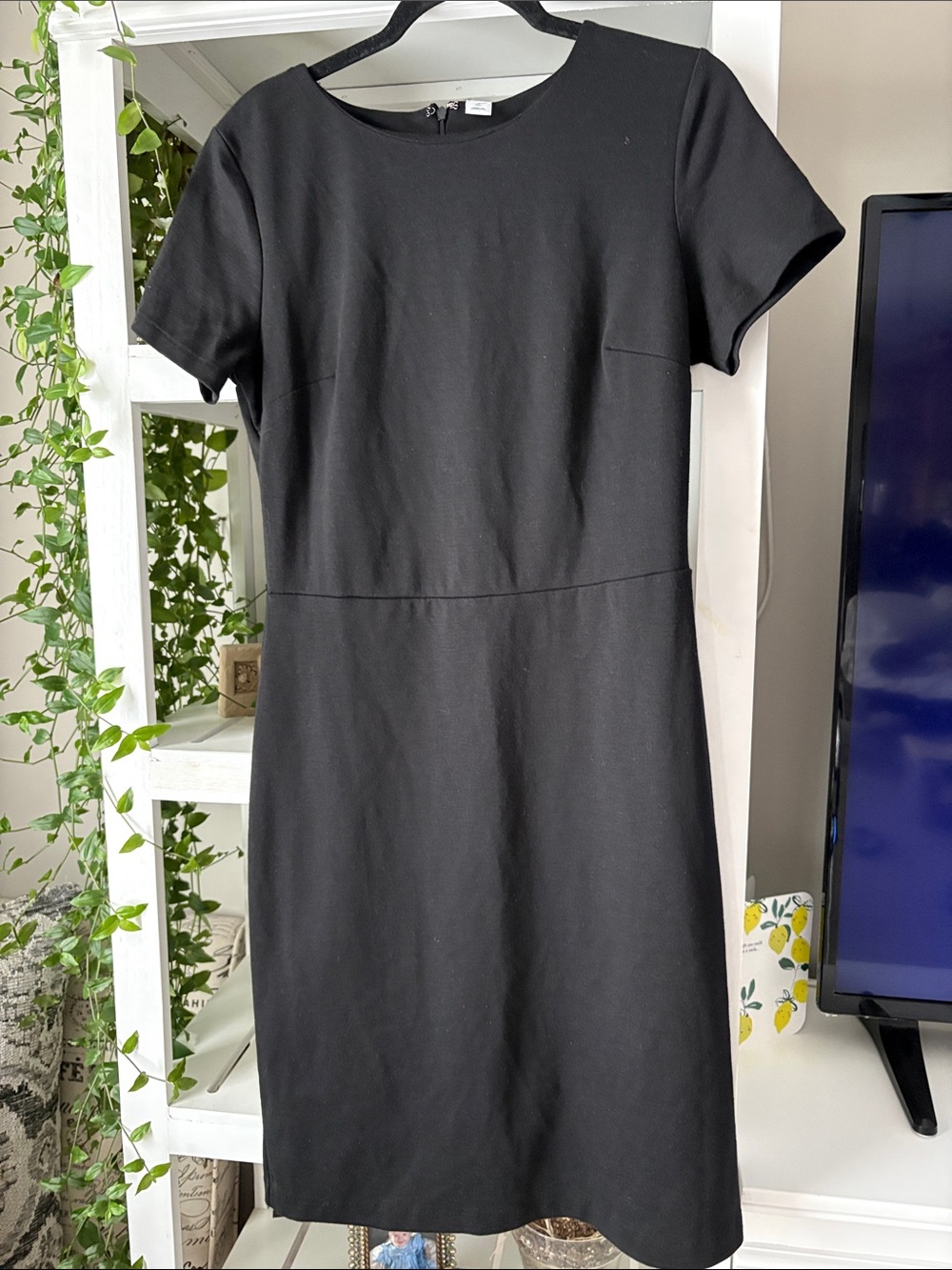 Old Navy Deep Black Short Sleeve Sheath Dress. Add accessories for any occasion.